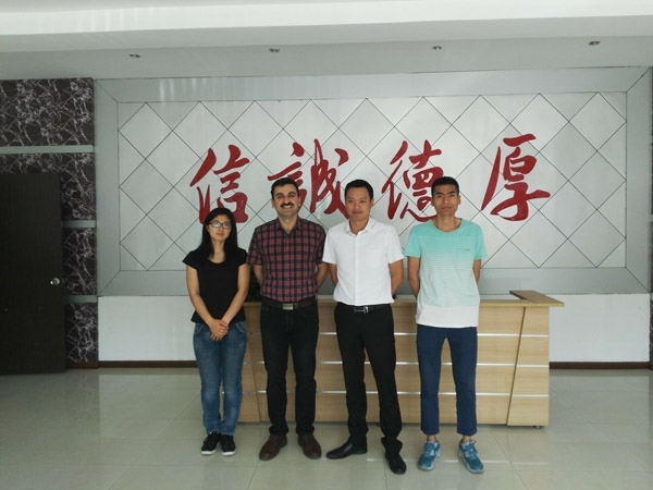 M. Reza Rousta先生與創(chuàng)想儀器總經(jīng)理、外貿(mào)經(jīng)理等合影