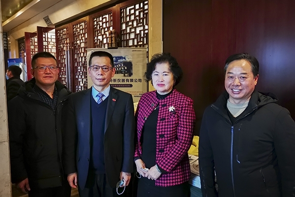 中國(guó)鑄造協(xié)會(huì)秘書長(zhǎng)張志勇，天津鑄鍛行業(yè)協(xié)會(huì)秘書長(zhǎng)王繼英蒞臨創(chuàng)想儀器展位前參觀指導(dǎo)